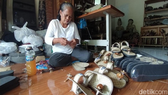 Perajin sandal upanat tengah menyelesaikan pesanan untuk menghadapi libur Lebaran.