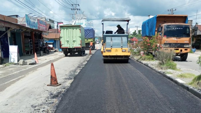 Perbaikan jalan di ruas Cerenti-Air Molek (Dok PUPR Riau)