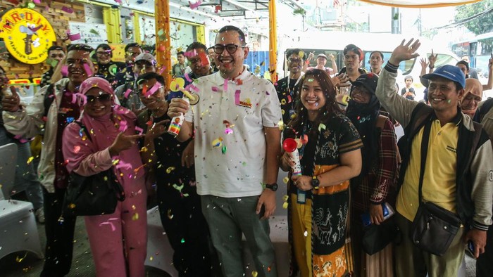 Rian Mochtar Aziz Thamrin, Head of Legal MR.DIY Indonesia(kanan) Kartika Aditiasari Kepala Divisi Marketing Primaya Hospital (kiri) Depok dalam acara Ceremony Mudik Bersama MR.DIY #LebaranJadiMudah sebagai inisiatif MR.DIY untuk mewujudkan mudik yang nyaman dan sehat.