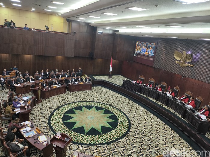 Persidangan sengketa Pilpres 2024 di MK, menghadirkan Ketua DKPP Heddy Lugito, 5 April 2024. (Dwi Rahmawati/detikcom)