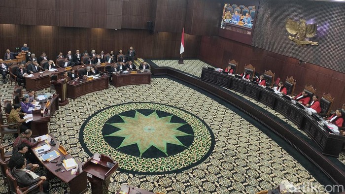 Persidangan sengketa Pilpres 2024 di MK, menghadirkan Ketua DKPP Heddy Lugito, 5 April 2024. (Dwi Rahmawati/detikcom)