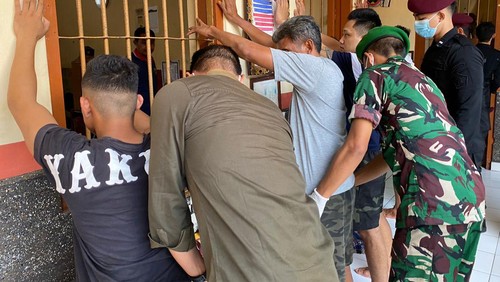 Petugas gabungan saat melakukan razia blok hunian tahanan Rutan Kelas IIB Negara, Jumat (5/4/2024). (Foto: Dok. Rutan Negara)
