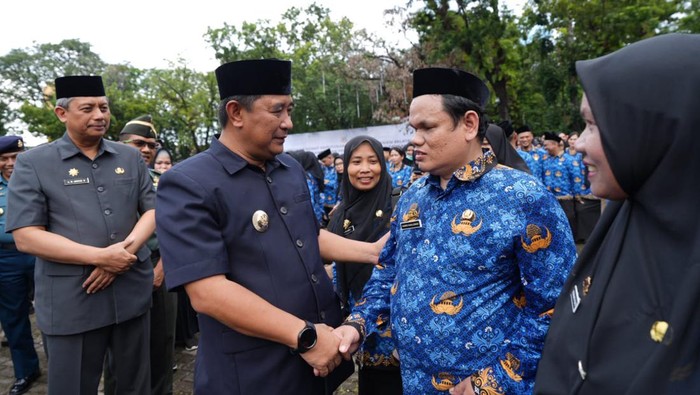 Pj Gubernur Sulsel Bahtiar Baharuddin menyerahkan SK pengangkatan PPPK.