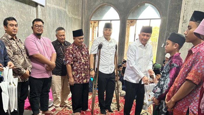 Pj Gubernur Sumsel menyerahkan 2 ton beras kepada masyarakat yang kurang mampu dan santunan 1.445 yatim piatu.