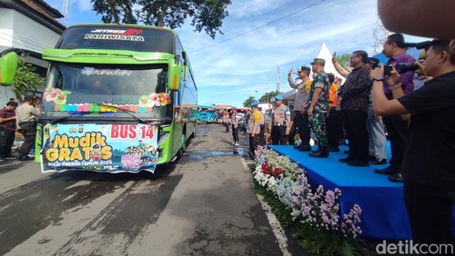 Polda Bali melepas para peserta mudik gratis di Terminal Ubung, Denpasar, Jumat (5/4/2024). (Ahmad Firizqi Irwan)