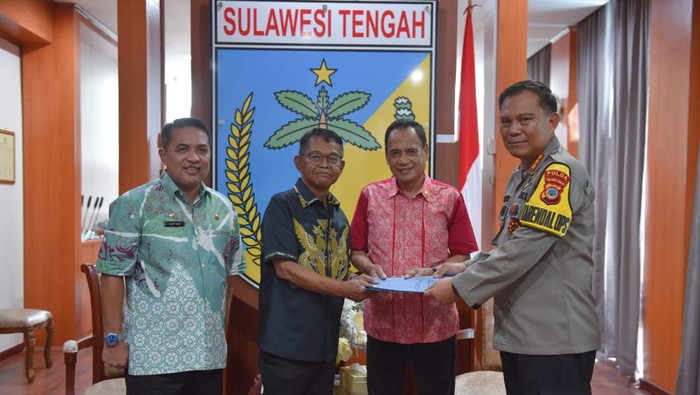 Pemprov Sulawesi Tengah (Sulteng) menyerahkan dana hibah sebesar Rp 20 miliar ke Polda Sulteng.