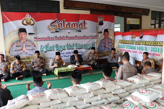Polres Jepara menyalurkan zakat fitrah dilaksanakan di Masjid Kholilurrohman Polres Jepara, Jumat (5/4/2024)