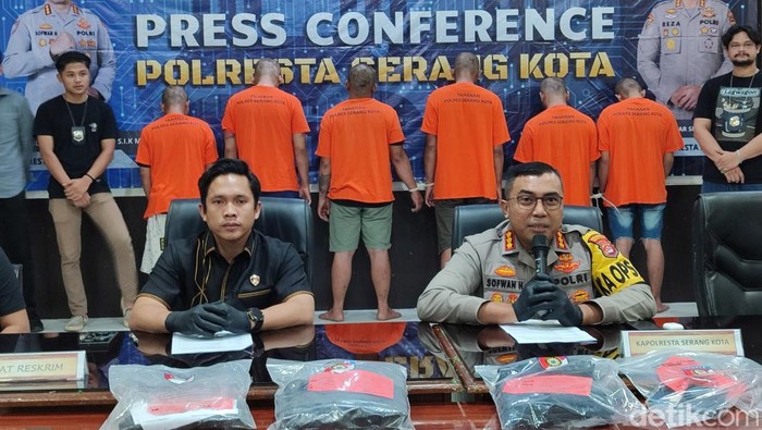 Polresta Serang Kota menangkap total 6 pelaku yang merupakan bank keliling atau koperasi simpan pinjam (kosipa) yang mengeroyok ustaz di Jalan Raya Serang-Pandeglang (Bahtiar/detikcom)