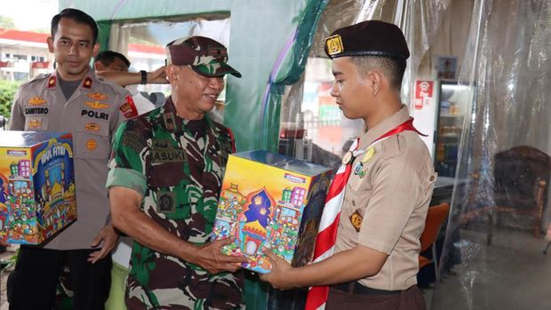 Polsek Mampang Prapatan mendirikan pos pengamanan (pospam) mudik Lebaran. Polsek Mampang menggandeng Pramuka untuk mengatur lalu lintas (lalin). (dok Ist)