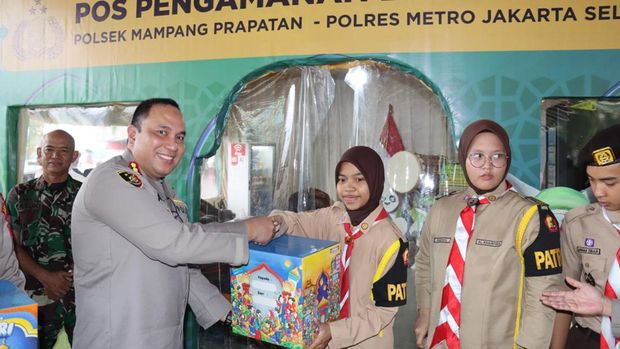Polsek Mampang Prapatan mendirikan pos pengamanan (pospam) mudik Lebaran. Polsek Mampang menggandeng Pramuka untuk mengatur lalu lintas (lalin). (dok Ist)