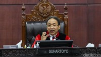 Ketua MK Suhartoyo menegaskan, dalam perkara sengketa bersifat adversarial seperti ini, Mahkamah harus berhati-hati karena ada irisan-irisan keberpihakan jika majelis hakim memanggil orang tertentu selaku saksi/ahli pemohon.
