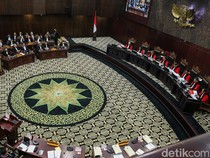Kunker hingga Sumber Dana Barang yang Dibagi Jokowi Jadi Bahasan di MK