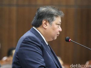 Airlangga Jelaskan Alasan Pembagian Bansos Dirapel Jelang Pemilu