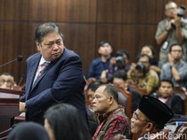 Jawab Hakim MK, Airlangga Tegaskan Tak Ada Bungkus Bansos Warna Kuning