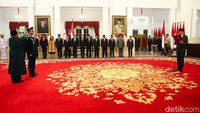 Demi Allah saya bersumpah, bahwa saya akan setia kepada Negara Kesatuan Republik Indonesia yang berdasarkan Pancasila dan Undang-Undang Dasar Negara Republik Indonesia Tahun 1945 serta akan menjalankan segala peraturan perundang-undangan dengan selurus-lurusnya demi darmabakti saya kepada bangsa dan negara. Bahwa saya dalam menjalankan tugas jabatan akan menjunjung tinggi etika jabatan, bekerja dengan sebaik-baiknya, dan dengan penuh rasa tanggung jawab. Bahwa saya akan menjunjung tinggi sumpah prajurit, ucap Jokowi yang kemudian diikuti Tonny.
