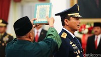 Setelah itu, Sesmilpres membacakan keputusan presiden. Jokowi kemudian mengambil sumpah jabatan KSAU dan diikuti Tonny.