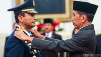 Jokowi, yang berdiri di hadapan Tonny, kemudian menghampiri Tonny. Ia menyematkan pangkat baru di pundak Tonny.