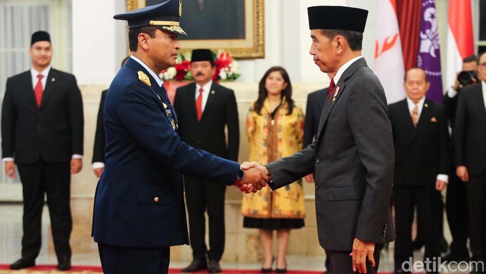 Presiden Joko Widodo (Jokowi) melantik Marsdya Tonny Harjono sebagai Kepala Staf Angkatan Udara (KSAU) pada Jumat (5/4) di Istana Negara, Jakarta, Jumat (5/4/2024).  Marsdya Tonny Harjono menggantikan Marsekal Fadjar Prasetyo yang akan memasuki masa pensiun.