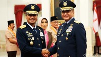 Panglima TNI Jenderal Agus Subiyanto dan Kapolri Jenderal Listyo Sigit Prabowo menjadi saksi penandatanganan berita acara tersebut.