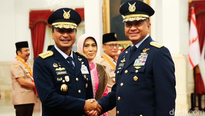 Presiden Joko Widodo (Jokowi) melantik Marsdya Tonny Harjono sebagai Kepala Staf Angkatan Udara (KSAU) pada Jumat (5/4) di Istana Negara, Jakarta, Jumat (5/4/2024).  Marsdya Tonny Harjono menggantikan Marsekal Fadjar Prasetyo yang akan memasuki masa pensiun.