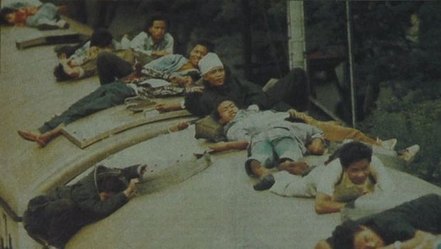 Jakarta, Kami Kembali! Foto: Amri Zainun/Jawa Pos. Walaupun tidak tampak ada ledakan arus balik, tetapi ekreta api jurusan Sidareja-Jakarta yang lewat Bandung hari Rabu masih dijejali penumpang. Yang tidak kebagian tempat harus nekad naik ke atap menantang peringatan Polsus KA dan intaian maut di perjalanan. Mengerikan buat yang tidak biasa tetapi sudah jadi makanan sehari-hari mereka yang selalu hidup 