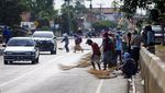 Berbekal Sapu, Begini Aksi Pencari Sedekah di Jalur Mudik Pantura
