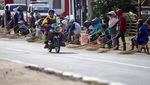 Berbekal Sapu, Begini Aksi Pencari Sedekah di Jalur Mudik Pantura