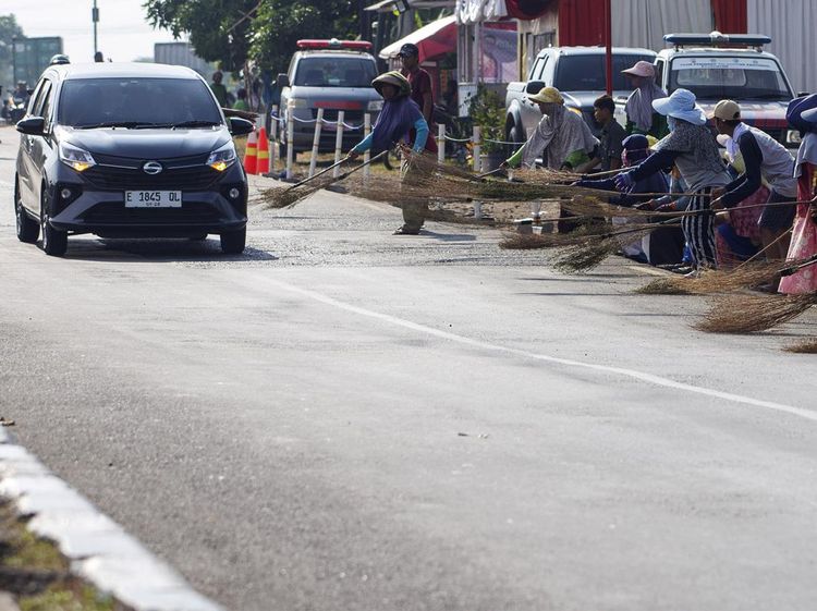 Berbekal Sapu, Begini Aksi Pencari Sedekah di Jalur Mudik Pantura