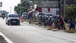 Berbekal Sapu, Begini Aksi Pencari Sedekah di Jalur Mudik Pantura