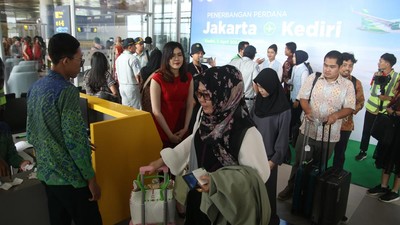 Potret Penerbangan Perdana di Bandara Dhoho Kediri