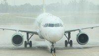 Penerbangan perdana dilakukan oleh maskapai Citilink Indonesia rute Kediri-Jakarta.