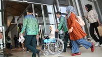 Sejumlah penumpang memasuki bandara saat penerbangan perdana di Bandara Dhoho, Kediri, Jawa Timur, Jumat (5/4/2024).