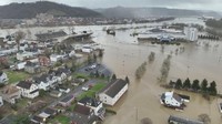 Pemadam kebakaran memperingatkan warga akan adanya banjir sedang karena Sungai Ohio diperkirakan mencapai ketinggian 41,9 kaki.  