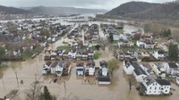 Rekaman drone yang dirilis oleh Departemen Pemadam Kebakaran Wheeling pada Rabu (3/4) dan Kamis (4/4) menunjukkan tingkat banjir dan kerusakan di Pulau Wheeling, Virginia Barat.