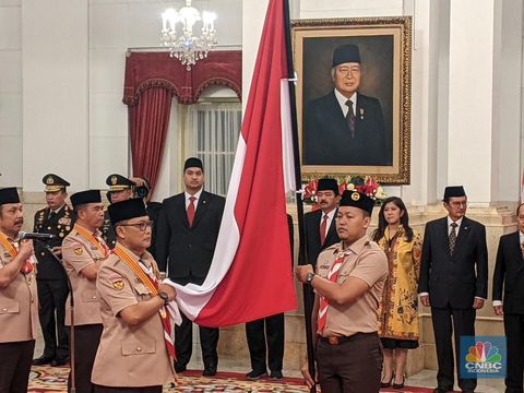 Presiden Joko Widodo (Jokowi) mengukuhkan seluruh Pengurus Kwartir Nasional Gerakan Pramuka Masa Bakti Tahun 2023-2028 di Istana Negara, Jumat (5/4/2024). (CNBC Indonesia/Emir Yanwardhana)