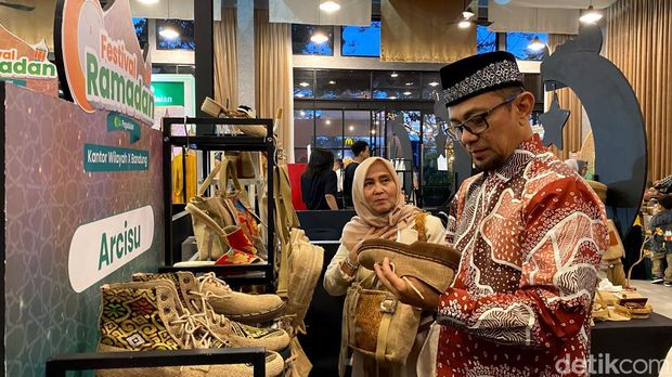 Produk UMKM berbahan baku karung goni terinspirasi dari pakaian warga Indonesia di zaman penjajahan Jepang.