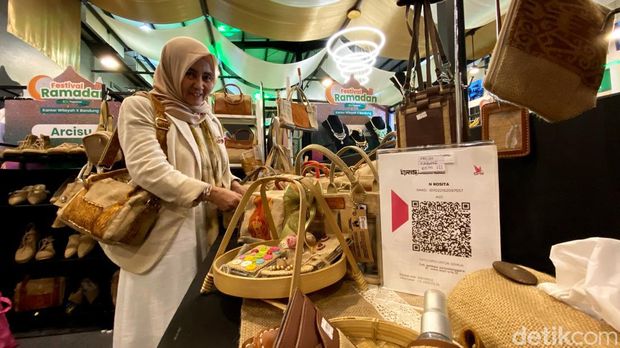 Produk UMKM berbahan baku karung goni terinspirasi dari pakaian warga Indonesia di zaman penjajahan Jepang.