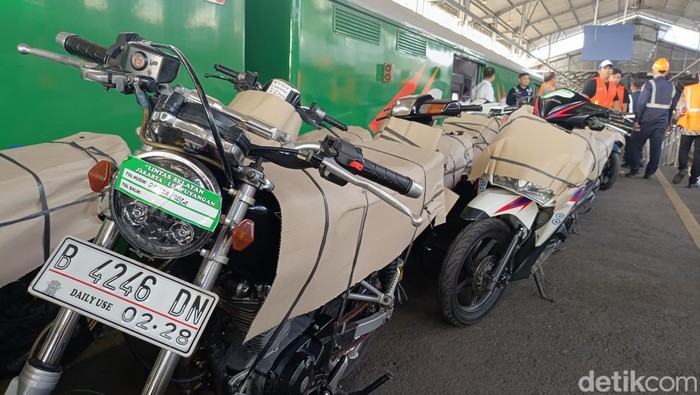 Program Motor Gratis (Motis) diminati pemudik Lebaran 2024. Di Daop 6 Jogja, Motis diberangkatkan dari Stasiun Lempuyangan Jogja dan Stasiun Purwosari Solo. Begini suasananya di Stasiun Lempuyangan,