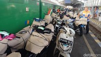 Program Motor Gratis (Motis) diminati para pemudik Lebaran 2024. Hari ini sebanyak 59 unit sepeda motor diangkut dari Stasiun Lempuyangan Jogja dan Stasiun Purwosari Solo.