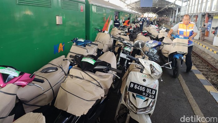 Program Motor Gratis (Motis) diminati pemudik Lebaran 2024. Di Daop 6 Jogja, Motis diberangkatkan dari Stasiun Lempuyangan Jogja dan Stasiun Purwosari Solo. Begini suasananya di Stasiun Lempuyangan,