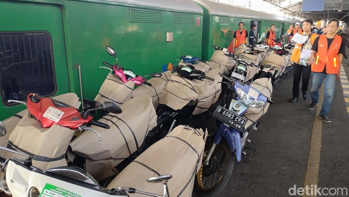 Program Motor Gratis (Motis) diminati pemudik Lebaran 2024. Di Daop 6 Jogja, Motis diberangkatkan dari Stasiun Lempuyangan Jogja dan Stasiun Purwosari Solo. Begini suasananya di Stasiun Lempuyangan,