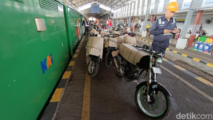 Program Motor Gratis (Motis) diminati pemudik Lebaran 2024. Di Daop 6 Jogja, Motis diberangkatkan dari Stasiun Lempuyangan Jogja dan Stasiun Purwosari Solo. Begini suasananya di Stasiun Lempuyangan,