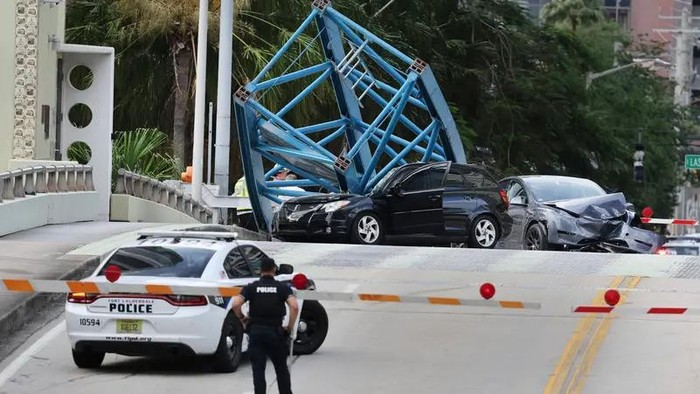 Tragedi Mengerikan: Mobil Tertimpa Puing Crane Baja, Sebabkan Kematian