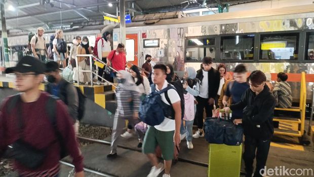 Penumpang KA Jarak Jauh yang baru saja turun di Stasiun Tugu Jogjakarta, Jumat sore (5/4/2024).