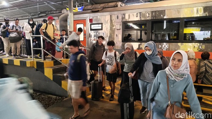 Penumpang KA Jarak Jauh yang baru saja turun di Stasiun Tugu Jogjakarta, Jumat sore (5/4/2024).