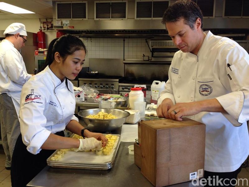Putri Mumpuni, Chef Muda Berprestasi yang Jago Masakan Indonesia