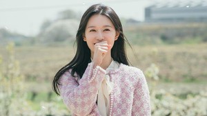 tvN merilis fofo-foto Hong Hae In di masa-masa bahagia dia sama Baek Hyun Woo (Kim Soo Hyun). (Foto: dok. tvN)