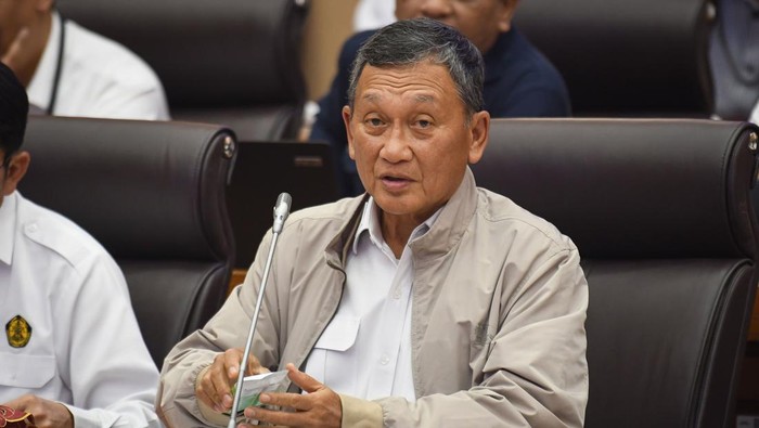Menteri Energi dan Sumber Daya Mineral (ESDM) Arifin Tasrif menyampaikan paparan saat rapat kerja bersama Komisi VII DPR di kompleks Parlemen, Jakarta, Rabu (3/4/2024). Rapat tersebut membahas perpanjangan kontrak karya perusahaan tambang nikel asal Kanada di Indonesia, PT Vale Indonesia Tbk (INCO), akan berakhir pada 2025 mendatang. ANTARA FOTO/Aditya Pradana Putra/wpa.