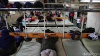 Para pemudik menunggu keberangkatan dengan duduk dan tiduran di tempat tidur KM Dorolonda.  