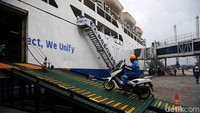 Petugas menaikkan motor yang akan diangkut menggunakan KM Dorolonda.  